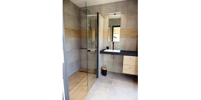 Rollstuhlgerechte Unterkunft - Das Badezimmer mit wegklappbarer Glaswand - Ferienhaus Bretagne - Plouarzel