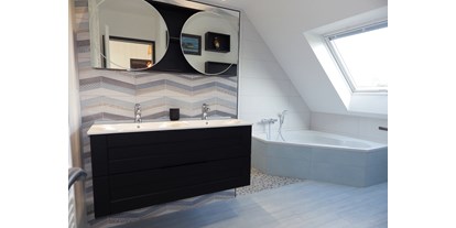 Rollstuhlgerechte Unterkunft - Das Badezimmer im OG mit Badewanne und Dusche (hinter den Waschbecken) - Ferienhaus Bretagne - Plouarzel