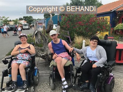 Rollstuhlgerechte Unterkunft - Mögliche Hilfsmittel: Duschrollstuhl - Frankreich - BEHANDI