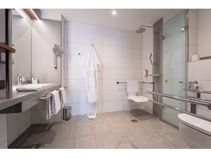 Rollstuhlgerechte Unterkunft - Barrierefreiheit-Merkmale: Für Gäste mit kognitiven Beeinträchtigungen - Badezimmer in der Kategorie Comfort Plus - Hotel INCLUDiO 