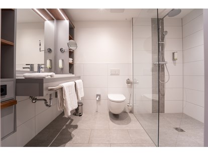 Rollstuhlgerechte Unterkunft - Barrierefreiheit-Merkmale: Für Gäste mit Sehbehinderung oder blinde Menschen - Regensburg - Badezimmer in der Kategorie Comfort - Hotel INCLUDiO 