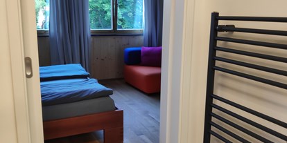 Rollstuhlgerechte Unterkunft - Barrierefreiheit-Merkmale: Für Gäste mit Hörbehinderung oder gehörlose Menschen - Reutlingen - Ökologisches barrierefreies Zimmer in RT-Gönningen