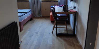 Rollstuhlgerechte Unterkunft - Barrierefreiheit-Merkmale: Für Gäste mit Hörbehinderung oder gehörlose Menschen - Reutlingen - Ökologisches barrierefreies Zimmer in RT-Gönningen