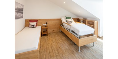 Rollstuhlgerechte Unterkunft - Pflegebett - Isny im Allgäu - Schlafzimmer Nr. 1: Bett mit Pflegebetteinsatz - Rollstuhlgerechte Ferienwohnung in Pfronten