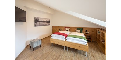 Rollstuhlgerechte Unterkunft - Pflegebett - Isny im Allgäu - Schlafzimmer Nr. 1: Betten als Doppelbett - Rollstuhlgerechte Ferienwohnung in Pfronten