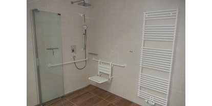 Rollstuhlgerechte Unterkunft - barrierefrei zertifiziert - Bad Grönenbach - Bad mit großer Dusche und Duschsitz - Rollstuhlgerechte Ferienwohnung in Pfronten