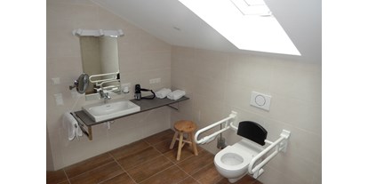 Rollstuhlgerechte Unterkunft - Pflegebett - Isny im Allgäu - Bad mit unterfahrbarem Waschtisch - Rollstuhlgerechte Ferienwohnung in Pfronten