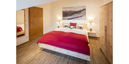 Rollstuhlgerechte Unterkunft - Pflegebett - Bad Grönenbach - Schlafzimmer Nr. 3 mit Möbeln aus Zirbenholz - Rollstuhlgerechte Ferienwohnung in Pfronten