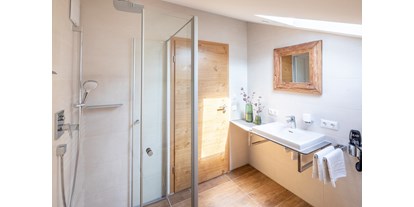Rollstuhlgerechte Unterkunft - barrierefrei zertifiziert - Bad Grönenbach - Zweites Badezimmer mit schöner Dusche - Rollstuhlgerechte Ferienwohnung in Pfronten