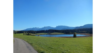 Rollstuhlgerechte Unterkunft - mit Hund - Bad Grönenbach - Durch saftig grüne Wiesen zu blau glitzernden Seen und Weihern. - Rollstuhlgerechte Ferienwohnung in Pfronten