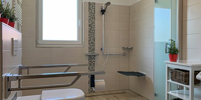 Rollstuhlgerechte Unterkunft - Pflegebett - PLZ 18055 (Deutschland) - Badezimmer - Ferienwohnung Freiheit
