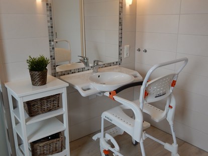 Rollstuhlgerechte Unterkunft - Pflegebett - Groß Walmstorf - unterfahrbares Waschbecken ca. 67 cm und Dusch-Rollstuhl - Ferienwohnung Freiheit