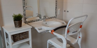 Rollstuhlgerechte Unterkunft - barrierefrei zertifiziert - Plate - unterfahrbares Waschbecken ca. 67 cm und Dusch-Rollstuhl - Ferienwohnung Freiheit