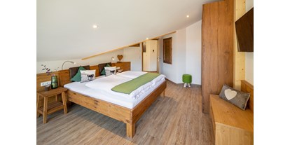 Rollstuhlgerechte Unterkunft - Tiroler Oberland - Schlafzimmer im alpinen Stil - Barrierefreies Appartement in Pfronten