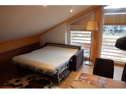Rollstuhlgerechte Unterkunft - Peißenberg - Die Couch im Wohnzimmer zum Bett verwandelt - Barrierefreies Appartement in Pfronten