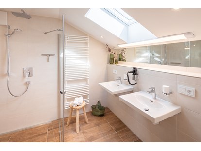 Rollstuhlgerechte Unterkunft - Modernes Badezimmer mit schwellenfreier Dusche - Barrierefreies Appartement in Pfronten