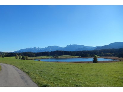 Rollstuhlgerechte Unterkunft - Bad Grönenbach - Durch saftig grüne Wiesen zu blau glitzernden Seen und Weihern - Barrierefreies Appartement in Pfronten