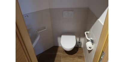 Rollstuhlgerechte Unterkunft - Zertifizierung "Reisen für alle" - Pfronten - WC mit Haltegriffen und Waschbecken - Barrierefreies Appartement in Pfronten