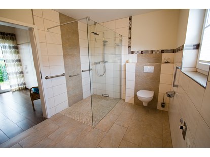 Rollstuhlgerechte Unterkunft - Befahrbare Dusche im Bad - Ferienhaus in Trittenheim