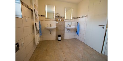 Rollstuhlgerechte Unterkunft - Unterkunftsart: Ferienhaus - Zwei Waschgelegenheiten eine davon ist unterfahrbar (rechts) - Ferienhaus in Trittenheim