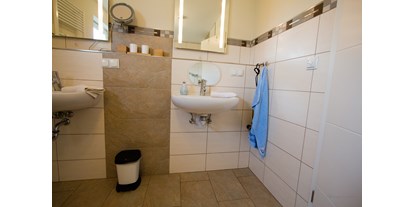 Rollstuhlgerechte Unterkunft - Spiegel auch in Sitzhöhe sowie unterfahrbares Waschbecken - Ferienhaus in Trittenheim