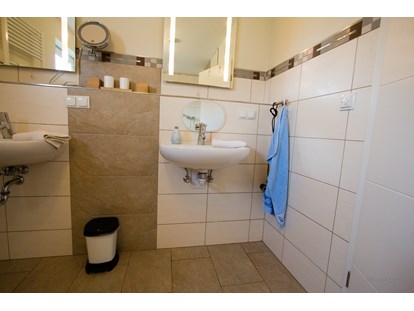 Rollstuhlgerechte Unterkunft - Unterkunftsart: Ferienhaus - Spiegel auch in Sitzhöhe sowie unterfahrbares Waschbecken - Ferienhaus in Trittenheim