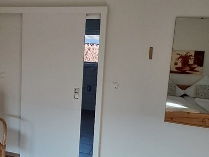 Rollstuhlgerechte Unterkunft - Schiebetür zum Badezimmer - Ferienhaus in Trittenheim