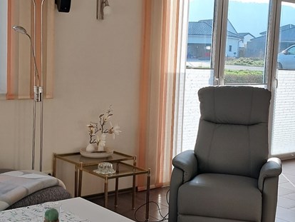 Rollstuhlgerechte Unterkunft - Barrierefreiheit-Merkmale: Für Gäste mit Gehbehinderung oder Rollstuhlfahrer - Mosel - Sessel mit Aufstehhilfe - Ferienhaus in Trittenheim