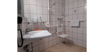 Rollstuhlgerechte Unterkunft - Unterkunftsart: sonstige Unterkunft - Belzig - Dusche mit Sitz - Cottage im Fläming - Apartment barrierefrei