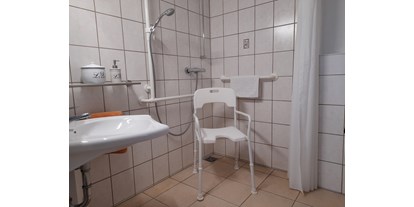 Rollstuhlgerechte Unterkunft - Barrierefreiheit-Merkmale: Für Gäste mit Gehbehinderung oder Rollstuhlfahrer - Brandenburg Süd - Dusche mit Duschstuhl - Cottage im Fläming - Apartment barrierefrei