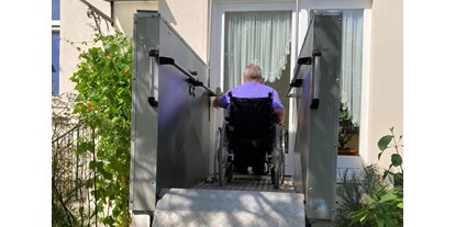 Rollstuhlgerechte Unterkunft - Barrierefreiheit-Merkmale: Für Gäste mit Gehbehinderung oder Rollstuhlfahrer - Brandenburg Süd - Hublift obere Position - Cottage im Fläming - Apartment barrierefrei