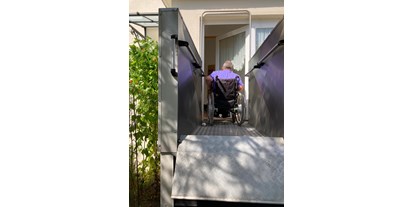 Rollstuhlgerechte Unterkunft - Barrierefreiheit-Merkmale: Für Gäste mit Gehbehinderung oder Rollstuhlfahrer - Brandenburg Süd - Gast bei Einfahrt in die Veranda
 - Cottage im Fläming - Apartment barrierefrei