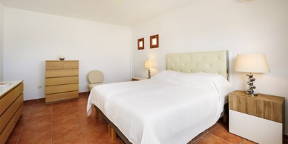 Rollstuhlgerechte Unterkunft - Spanien - Das Schlafzimmer der Master-Suite - Poolvilla mit phantastischem Ausblick - mit Pool Lifter