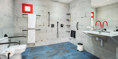 Rollstuhlgerechte Unterkunft - Das barrierefreie Badezimmer der Mastersuite mit unterfahrbaren Waschbecken und zwei Haltegriffen am WC. - Poolvilla mit phantastischem Ausblick - mit Pool Lifter