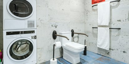 Rollstuhlgerechte Unterkunft - Das barrierefreie Badezimmer der Mastersuite verfügt über eine Waschmaschine und einen Wäschetrockner. - Poolvilla mit phantastischem Ausblick - mit Pool Lifter