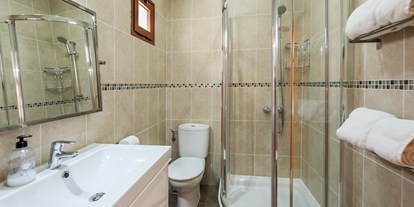 Rollstuhlgerechte Unterkunft - Spanien - Das Duschbadezimmer des 2. Schlafzimmer. - Poolvilla mit phantastischem Ausblick - mit Pool Lifter
