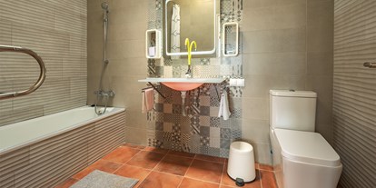 Rollstuhlgerechte Unterkunft - Das Badezimmer vom Schlafzimmer Nr 1  - Poolvilla mit phantastischem Ausblick - mit Pool Lifter