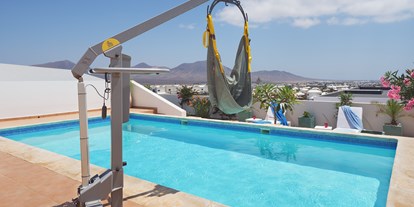 Rollstuhlgerechte Unterkunft - Kanarische Inseln - Der Poollifter von der Firma Handi Move - Poolvilla mit phantastischem Ausblick - mit Pool Lifter