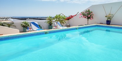 Rollstuhlgerechte Unterkunft - Spanien - Der Pool und die untere Terrasse - Poolvilla mit phantastischem Ausblick - mit Pool Lifter