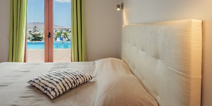 Rollstuhlgerechte Unterkunft - Spanien - Schlafzimmer 1 mit Poolblick - Poolvilla mit phantastischem Ausblick - mit Pool Lifter