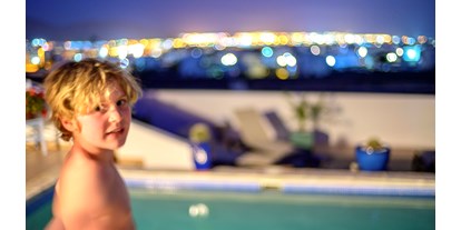 Rollstuhlgerechte Unterkunft - Barrierefreiheit-Merkmale: Für Gäste mit kognitiven Beeinträchtigungen - Spanien - Ausblick von der Terrasse bei Nacht auf Playa Blanca und das Meer - Poolvilla mit phantastischem Ausblick - mit Pool Lifter