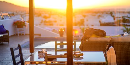 Rollstuhlgerechte Unterkunft - Spanien - Ausblick vom Wohnzimmer auf Playa Blanca und das Meer - Poolvilla mit phantastischem Ausblick - mit Pool Lifter