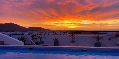 Rollstuhlgerechte Unterkunft - Schwimmbad - Kanarische Inseln - Sonnenaufgang - Blick von der Terrasse über Playa Blanca und zu den Vulkanbergen. - Poolvilla mit phantastischem Ausblick - mit Pool Lifter
