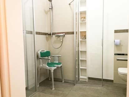 Rollstuhlgerechte Unterkunft - Zertifizierung "Reisen für alle" - Poseritz - Die Dusche im barrierefreien Bad lässt sich komplett öffnen. Ein Duschstuhl steht natürlich kostenfrei auf Anfrage zur Verfügung. Auch ein Rutschbrett ist vorhanden. - MeerOstseeZeit 