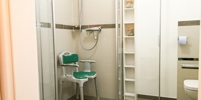 Rollstuhlgerechte Unterkunft - Karnitz - Die Dusche im barrierefreien Bad lässt sich komplett öffnen. Ein Duschstuhl steht natürlich kostenfrei auf Anfrage zur Verfügung. Auch ein Rutschbrett ist vorhanden. - MeerOstseeZeit 