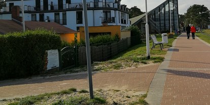 Rollstuhlgerechte Unterkunft - Unterkunftsart: Ferienwohnung - Rügen - Barrierefreie Promenade in Glowe. Am Ende liegt das Restaurant Ostseeperle, welches barrierefrei ist und auch über entsprechende Toiletten verfügt.  - MeerOstseeZeit 
