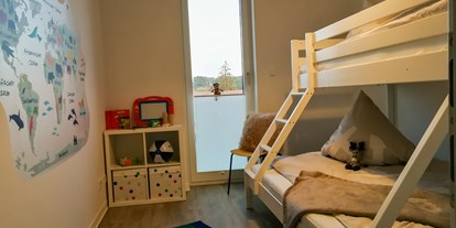 Rollstuhlgerechte Unterkunft - mit Hund - Rügen - An die Kleinen wurde natürlich auch gedacht. Das Zimmer verfügt über viele Kinderbücher und Spiele. - MeerOstseeZeit 