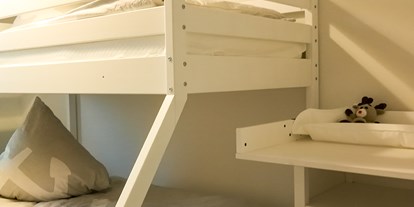 Rollstuhlgerechte Unterkunft - See - PLZ 18055 (Deutschland) - Eine Wickelkommode mit Auflage ist vorhanden. Zudem steht Ihnen auf Anfrage ein Kinderreisebett mit Matratze sowie ein Hochstuhl kostenfrei zur Verfügung.  - MeerOstseeZeit 
