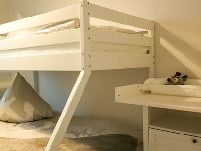 Rollstuhlgerechte Unterkunft - Bergen auf Rügen - Eine Wickelkommode mit Auflage ist vorhanden. Zudem steht Ihnen auf Anfrage ein Kinderreisebett mit Matratze sowie ein Hochstuhl kostenfrei zur Verfügung.  - MeerOstseeZeit 