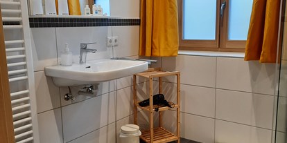 Rollstuhlgerechte Unterkunft - Barrierefreiheit-Merkmale: Für Gäste mit Gehbehinderung oder Rollstuhlfahrer - Peißenberg - harmonisch Eingerichtetes Badezimmer mit unterfahrbarem Waschtisch - Ferienwohnungen Weberhof